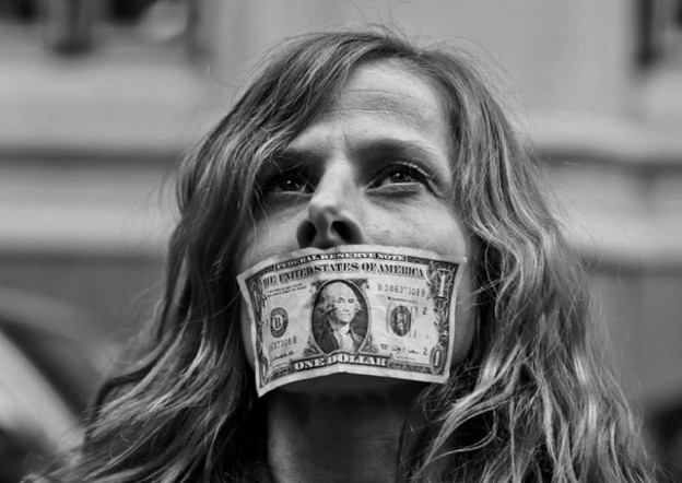 File:Capitalismo.chicacondolar sandra.jpg