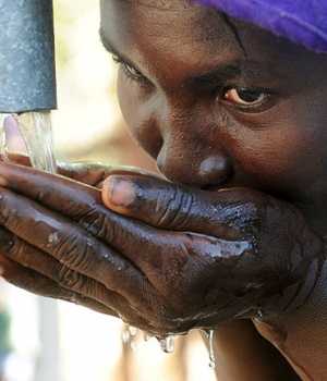 File:Mujeragua. REYERO.jpg