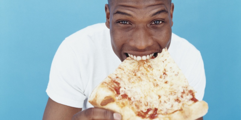 File:Hombre comiendo pizza feliz.jpg